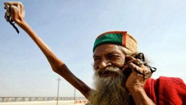 hombre lleva 40 años con el brazo levantado