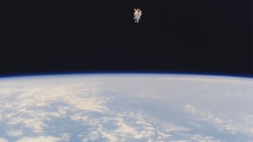 astronauta en el espacio sin cables